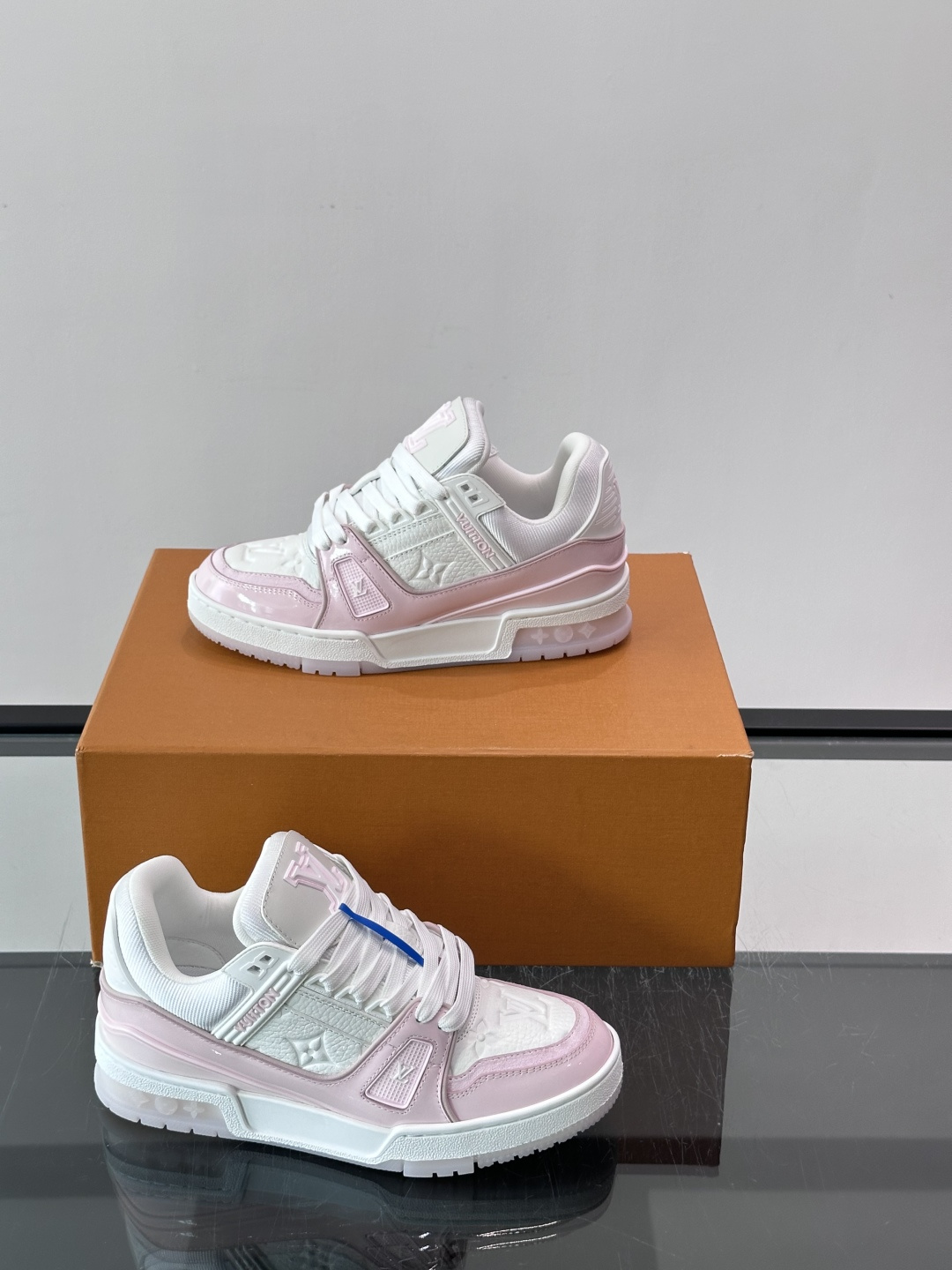 驴家 新配色 trainer运动鞋,本款 LV Trainer 运动鞋取材柔软粒面小牛皮,呈现纯净色调,后部#54标识追 驴家 新配色 trainer运动鞋,本款 LV Trainer 运动鞋取材柔软粒面小牛皮,呈现纯净色调,后部#54标识追