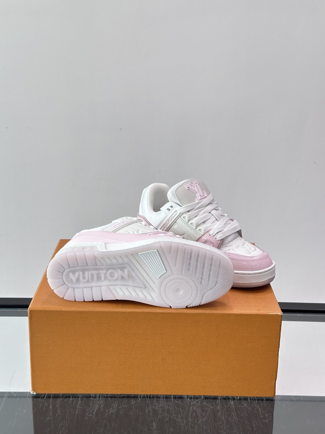 驴家 新配色 trainer运动鞋,本款 LV Trainer 运动鞋取材柔软粒面小牛皮,呈现纯净色调,后部#54标识追 驴家 新配色 trainer运动鞋,本款 LV Trainer 运动鞋取材柔软粒面小牛皮,呈现纯净色调,后部#54标识追