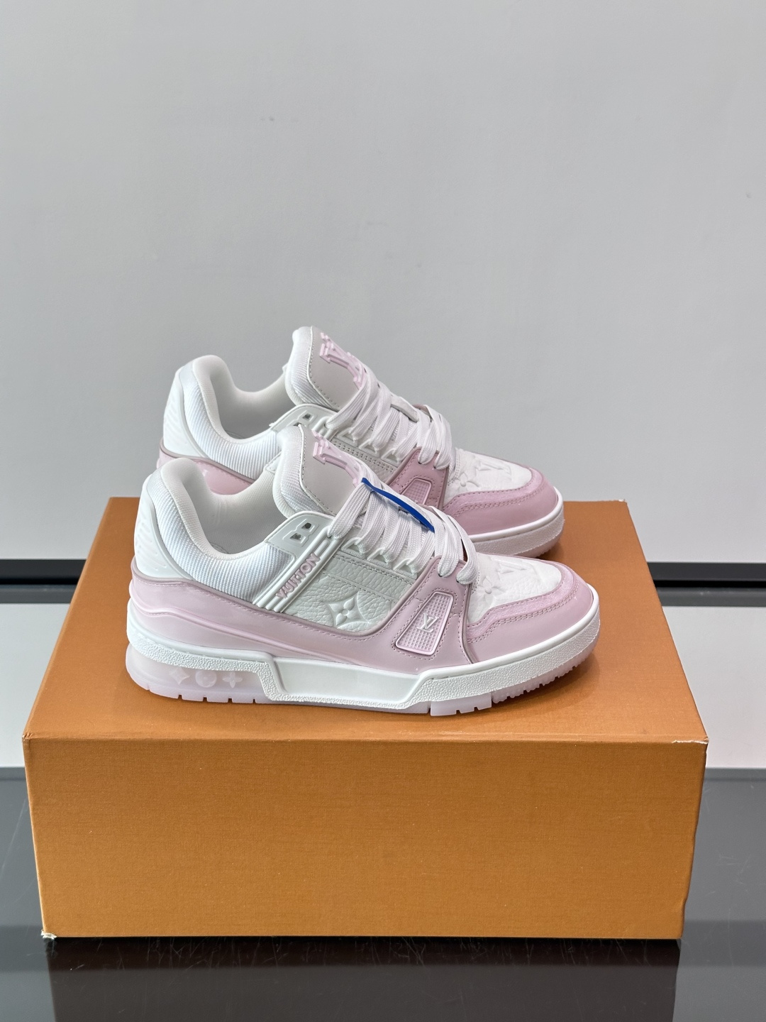 驴家 新配色 trainer运动鞋，本款 LV Trainer 运动鞋取材柔软粒面小牛皮，呈现纯净色调，后部#54标识追