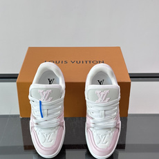 驴家 新配色 trainer运动鞋,本款 LV Trainer 运动鞋取材柔软粒面小牛皮,呈现纯净色调,后部#54标识追 驴家 新配色 trainer运动鞋,本款 LV Trainer 运动鞋取材柔软粒面小牛皮,呈现纯净色调,后部#54标识追