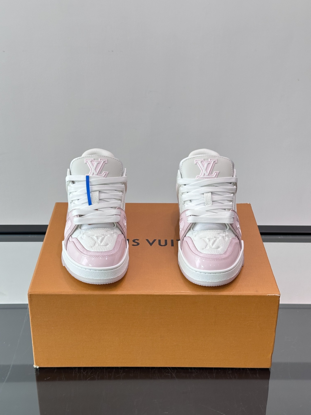 驴家 新配色 trainer运动鞋,本款 LV Trainer 运动鞋取材柔软粒面小牛皮,呈现纯净色调,后部#54标识追 驴家 新配色 trainer运动鞋,本款 LV Trainer 运动鞋取材柔软粒面小牛皮,呈现纯净色调,后部#54标识追