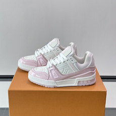 驴家 新配色 trainer运动鞋,本款 LV Trainer 运动鞋取材柔软粒面小牛皮,呈现纯净色调,后部#54标识追 驴家 新配色 trainer运动鞋,本款 LV Trainer 运动鞋取材柔软粒面小牛皮,呈现纯净色调,后部#54标识追
