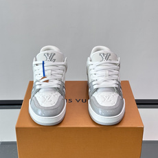 驴家 新配色 trainer运动鞋,本款 LV Trainer 运动鞋取材柔软粒面小牛皮,呈现纯净色调,后部#54标识追 驴家 新配色 trainer运动鞋,本款 LV Trainer 运动鞋取材柔软粒面小牛皮,呈现纯净色调,后部#54标识追