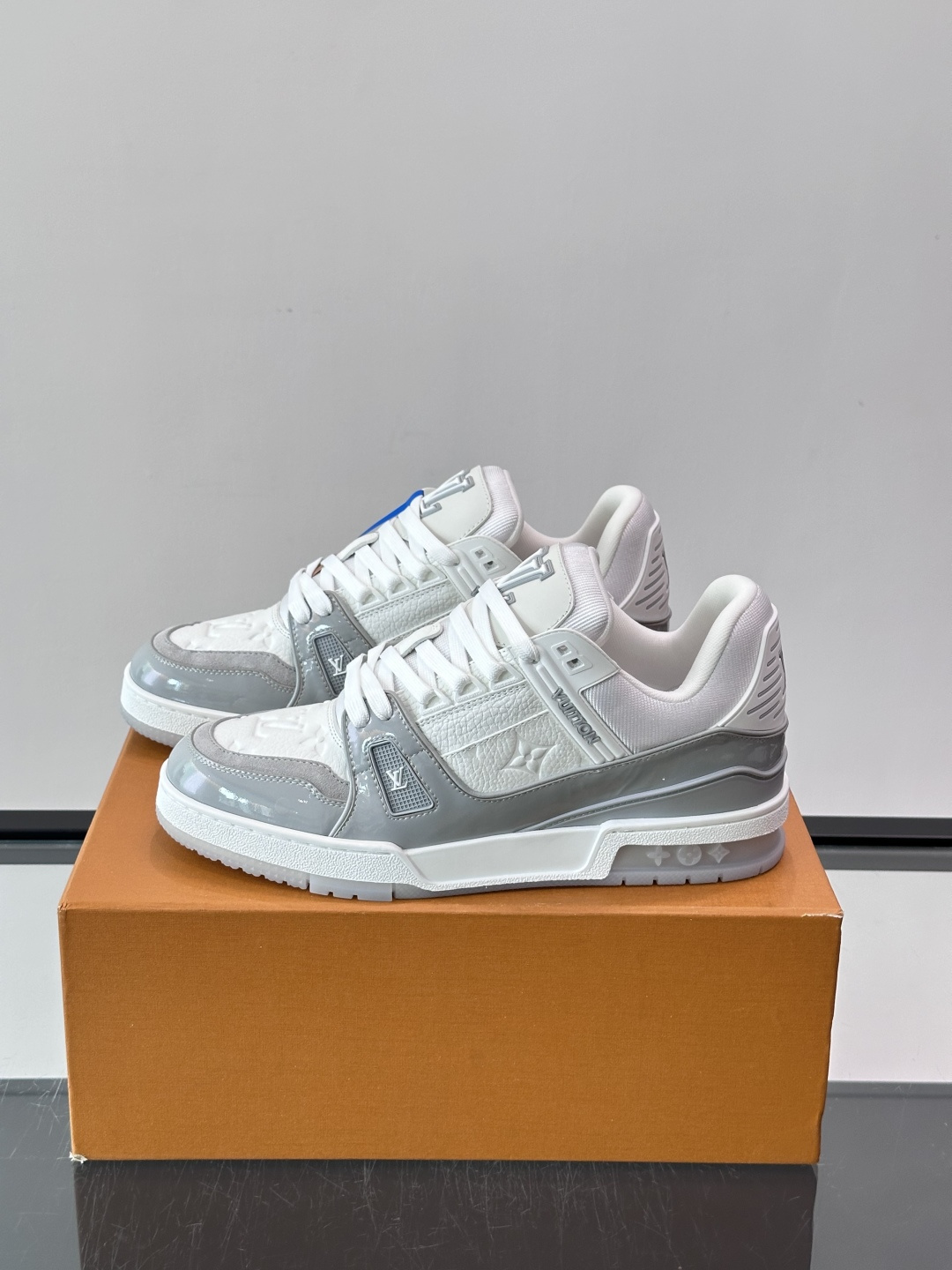 驴家 新配色 trainer运动鞋,本款 LV Trainer 运动鞋取材柔软粒面小牛皮,呈现纯净色调,后部#54标识追 驴家 新配色 trainer运动鞋,本款 LV Trainer 运动鞋取材柔软粒面小牛皮,呈现纯净色调,后部#54标识追