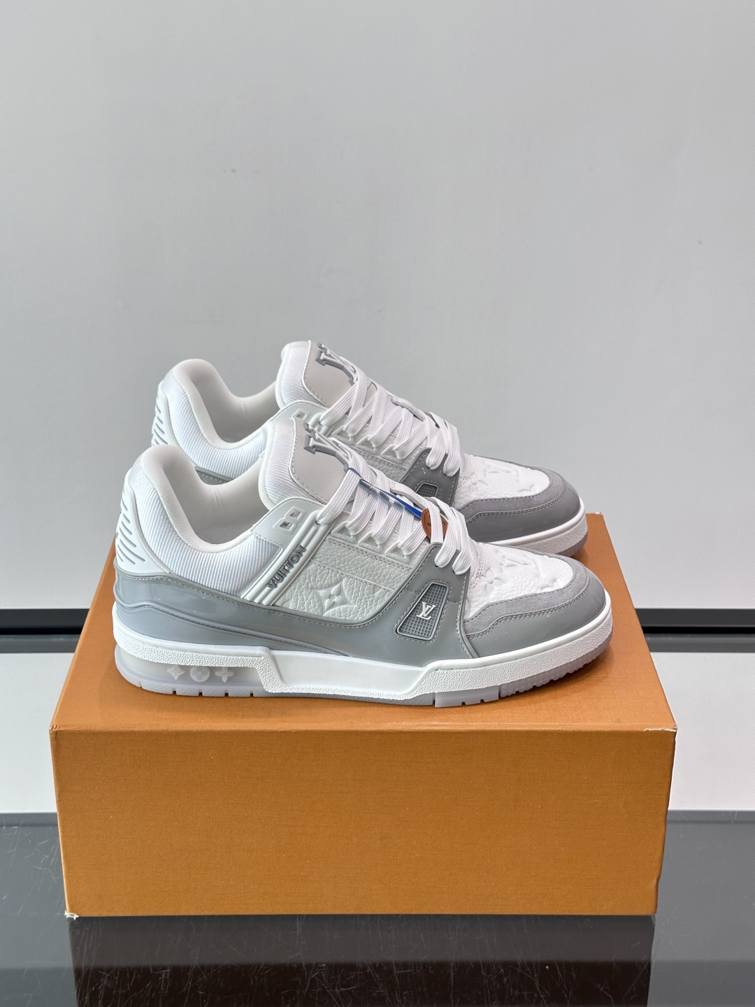 驴家 新配色 trainer运动鞋，本款 LV Trainer 运动鞋取材柔软粒面小牛皮，呈现纯净色调，后部#54标识追