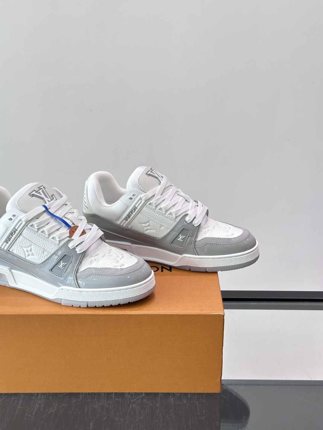 驴家 新配色 trainer运动鞋,本款 LV Trainer 运动鞋取材柔软粒面小牛皮,呈现纯净色调,后部#54标识追 驴家 新配色 trainer运动鞋,本款 LV Trainer 运动鞋取材柔软粒面小牛皮,呈现纯净色调,后部#54标识追