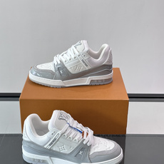 驴家 新配色 trainer运动鞋,本款 LV Trainer 运动鞋取材柔软粒面小牛皮,呈现纯净色调,后部#54标识追 驴家 新配色 trainer运动鞋,本款 LV Trainer 运动鞋取材柔软粒面小牛皮,呈现纯净色调,后部#54标识追