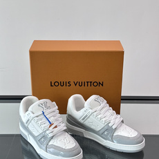 驴家 新配色 trainer运动鞋,本款 LV Trainer 运动鞋取材柔软粒面小牛皮,呈现纯净色调,后部#54标识追 驴家 新配色 trainer运动鞋,本款 LV Trainer 运动鞋取材柔软粒面小牛皮,呈现纯净色调,后部#54标识追