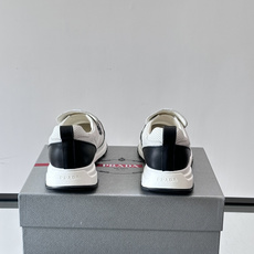 Prada/普拉达 男士新款一脚蹬懒人休闲鞋👟这款运动鞋采用光滑小牛皮革➕透气网面,一脚蹬乐福鞋鞋面,现代简约风格,舒适 Prada/普拉达 男士新款一脚蹬懒人休闲鞋👟这款运动鞋采用光滑小牛皮革➕透气网面,一脚蹬乐福鞋鞋面,现代简约风格,舒适