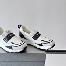 Prada/普拉达 男士新款一脚蹬懒人休闲鞋👟这款运动鞋采用光滑小牛皮革➕透气网面,一脚蹬乐福鞋鞋面,现代简约风格,舒适 Prada/普拉达 男士新款一脚蹬懒人休闲鞋👟这款运动鞋采用光滑小牛皮革➕透气网面,一脚蹬乐福鞋鞋面,现代简约风格,舒适