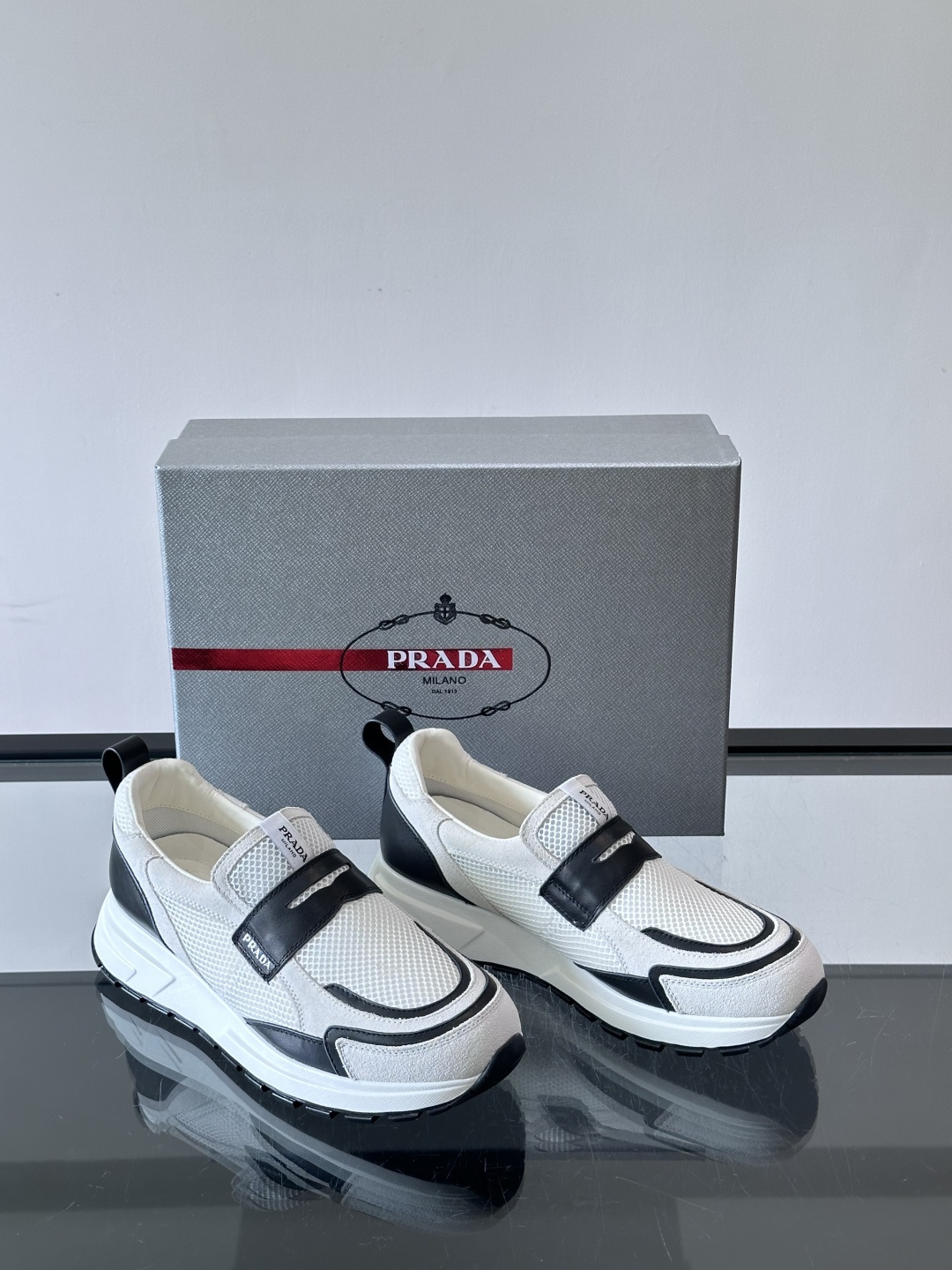 Prada/普拉达 男士新款一脚蹬懒人休闲鞋👟这款运动鞋采用光滑小牛皮革➕透气网面,一脚蹬乐福鞋鞋面,现代简约风格,舒适 Prada/普拉达 男士新款一脚蹬懒人休闲鞋👟这款运动鞋采用光滑小牛皮革➕透气网面,一脚蹬乐福鞋鞋面,现代简约风格,舒适