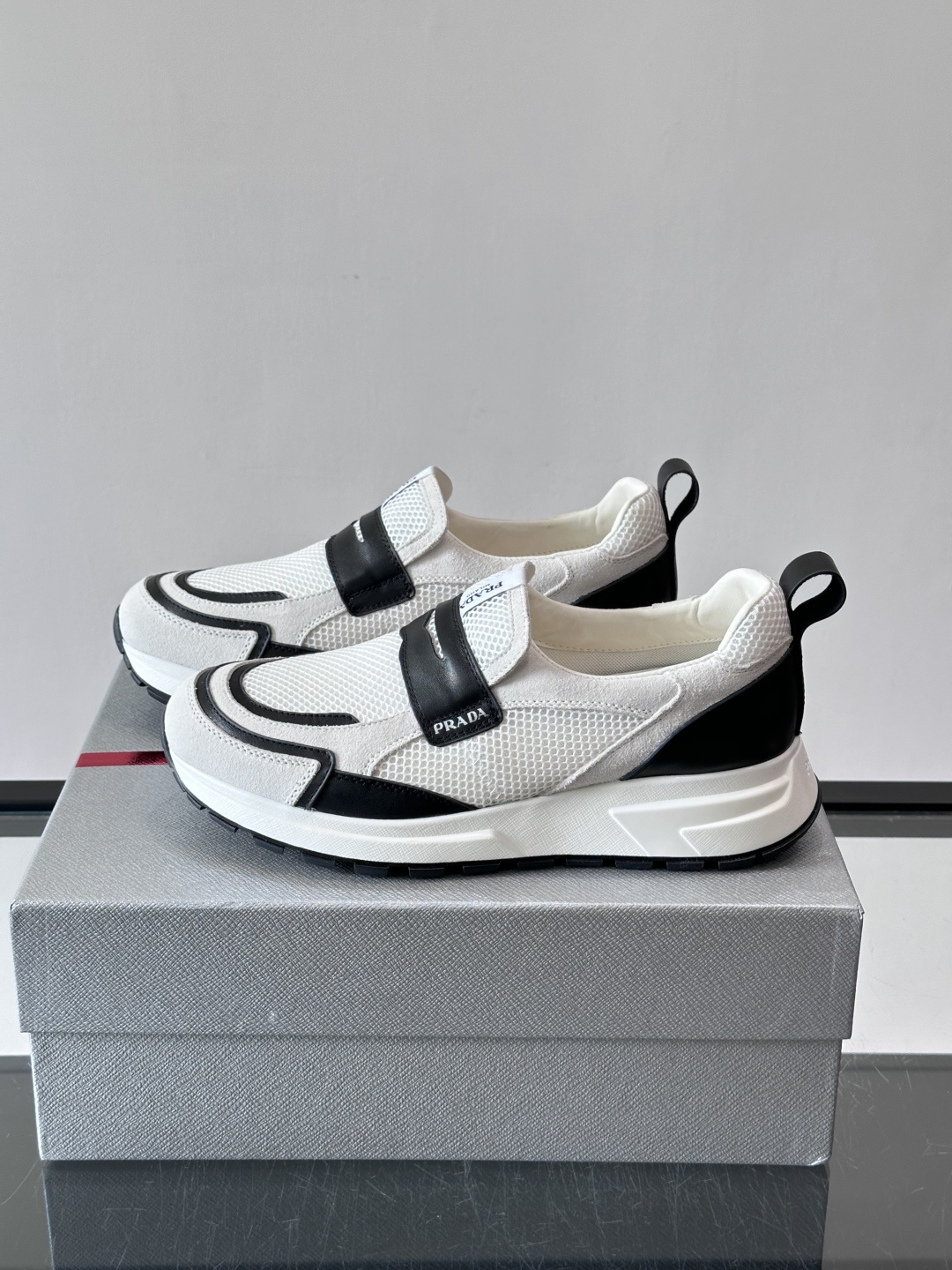 Prada/普拉达 男士新款一脚蹬懒人休闲鞋👟这款运动鞋采用光滑小牛皮革➕透气网面,一脚蹬乐福鞋鞋面,现代简约风格,舒适 Prada/普拉达 男士新款一脚蹬懒人休闲鞋👟这款运动鞋采用光滑小牛皮革➕透气网面,一脚蹬乐福鞋鞋面,现代简约风格,舒适