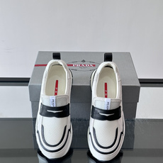 Prada/普拉达 男士新款一脚蹬懒人休闲鞋👟这款运动鞋采用光滑小牛皮革➕透气网面,一脚蹬乐福鞋鞋面,现代简约风格,舒适 Prada/普拉达 男士新款一脚蹬懒人休闲鞋👟这款运动鞋采用光滑小牛皮革➕透气网面,一脚蹬乐福鞋鞋面,现代简约风格,舒适