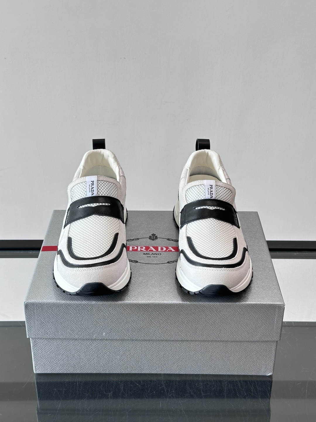 Prada/普拉达 男士新款一脚蹬懒人休闲鞋👟这款运动鞋采用光滑小牛皮革➕透气网面,一脚蹬乐福鞋鞋面,现代简约风格,舒适 Prada/普拉达 男士新款一脚蹬懒人休闲鞋👟这款运动鞋采用光滑小牛皮革➕透气网面,一脚蹬乐福鞋鞋面,现代简约风格,舒适