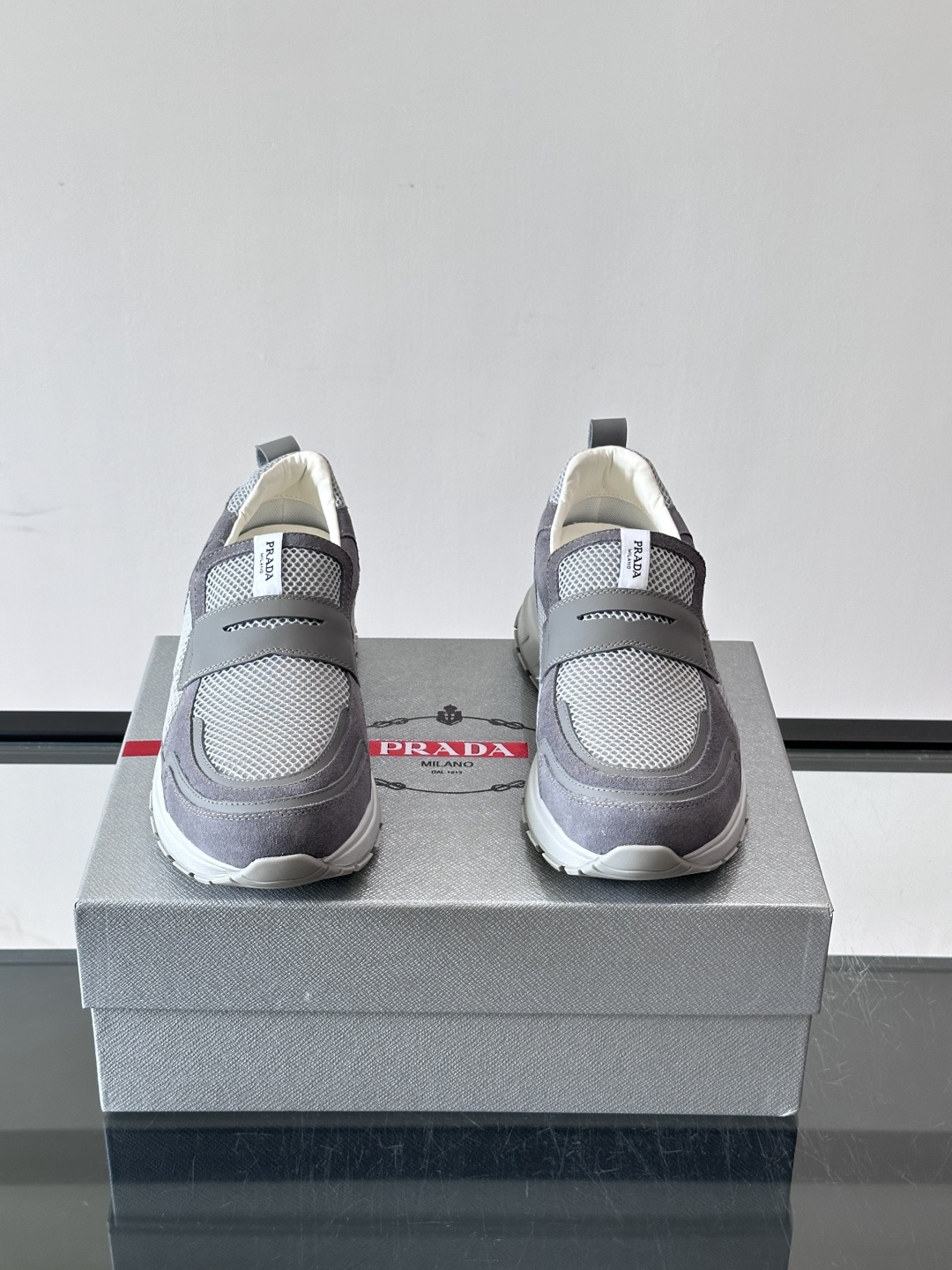 Prada/普拉达 男士新款一脚蹬懒人休闲鞋👟这款运动鞋采用光滑小牛皮革➕透气网面,一脚蹬乐福鞋鞋面,现代简约风格,舒适 Prada/普拉达 男士新款一脚蹬懒人休闲鞋👟这款运动鞋采用光滑小牛皮革➕透气网面,一脚蹬乐福鞋鞋面,现代简约风格,舒适