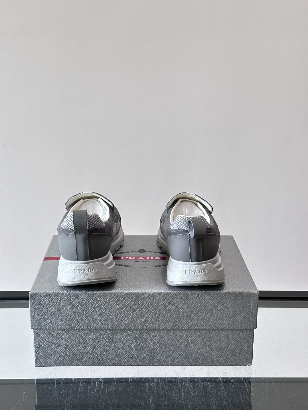 Prada/普拉达 男士新款一脚蹬懒人休闲鞋👟这款运动鞋采用光滑小牛皮革➕透气网面,一脚蹬乐福鞋鞋面,现代简约风格,舒适 Prada/普拉达 男士新款一脚蹬懒人休闲鞋👟这款运动鞋采用光滑小牛皮革➕透气网面,一脚蹬乐福鞋鞋面,现代简约风格,舒适