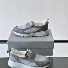 Prada/普拉达 男士新款一脚蹬懒人休闲鞋👟这款运动鞋采用光滑小牛皮革➕透气网面,一脚蹬乐福鞋鞋面,现代简约风格,舒适 Prada/普拉达 男士新款一脚蹬懒人休闲鞋👟这款运动鞋采用光滑小牛皮革➕透气网面,一脚蹬乐福鞋鞋面,现代简约风格,舒适