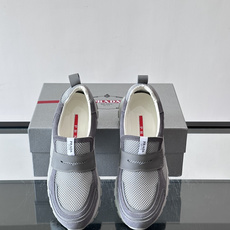 Prada/普拉达 男士新款一脚蹬懒人休闲鞋👟这款运动鞋采用光滑小牛皮革➕透气网面,一脚蹬乐福鞋鞋面,现代简约风格,舒适 Prada/普拉达 男士新款一脚蹬懒人休闲鞋👟这款运动鞋采用光滑小牛皮革➕透气网面,一脚蹬乐福鞋鞋面,现代简约风格,舒适