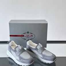 Prada/普拉达 男士新款一脚蹬懒人休闲鞋👟这款运动鞋采用光滑小牛皮革➕透气网面,一脚蹬乐福鞋鞋面,现代简约风格,舒适 Prada/普拉达 男士新款一脚蹬懒人休闲鞋👟这款运动鞋采用光滑小牛皮革➕透气网面,一脚蹬乐福鞋鞋面,现代简约风格,舒适