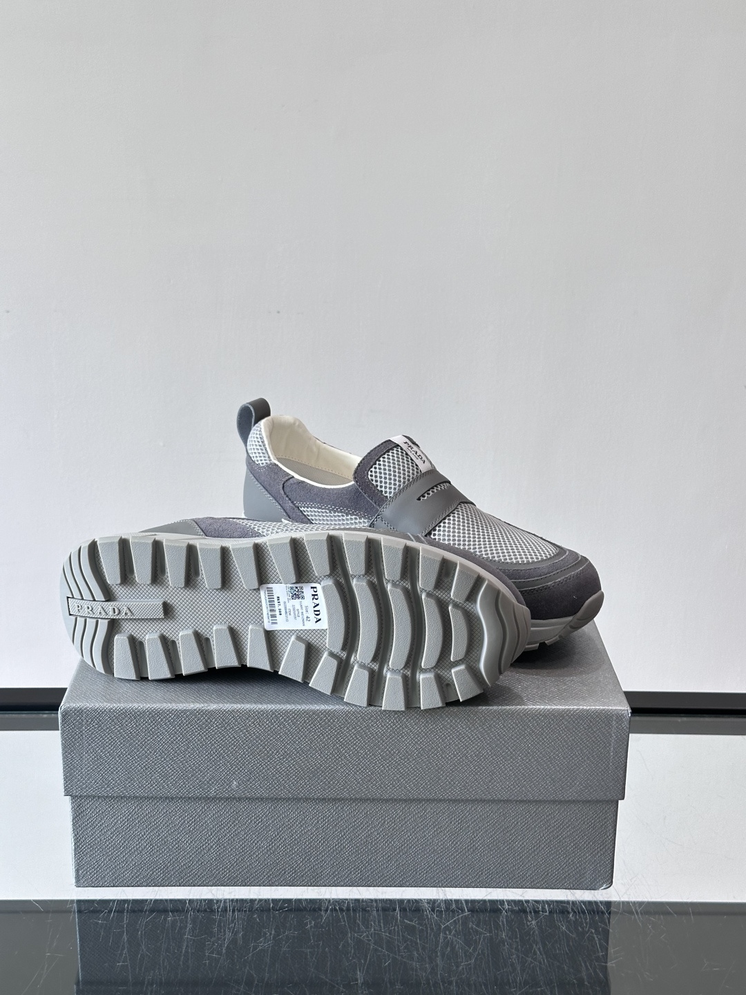 Prada/普拉达 男士新款一脚蹬懒人休闲鞋👟这款运动鞋采用光滑小牛皮革➕透气网面,一脚蹬乐福鞋鞋面,现代简约风格,舒适 Prada/普拉达 男士新款一脚蹬懒人休闲鞋👟这款运动鞋采用光滑小牛皮革➕透气网面,一脚蹬乐福鞋鞋面,现代简约风格,舒适