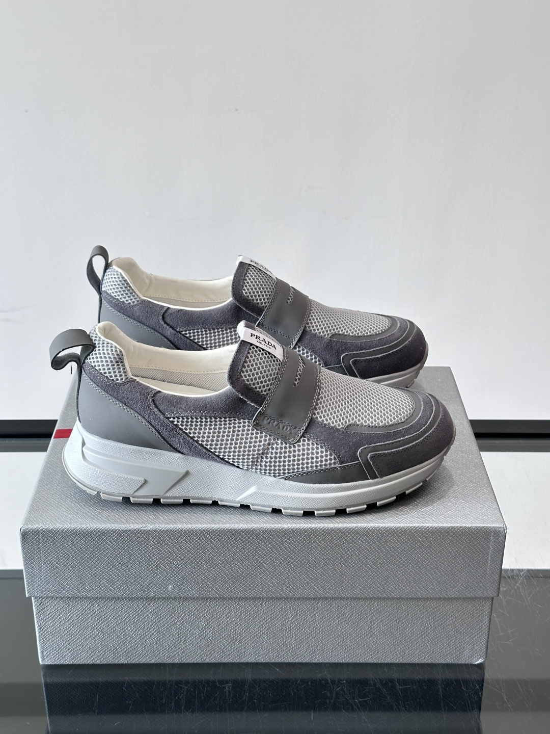 Prada/普拉达 男士新款一脚蹬懒人休闲鞋👟这款运动鞋采用光滑小牛皮革➕透气网面，一脚蹬乐福鞋鞋面，现代简约风格，舒适