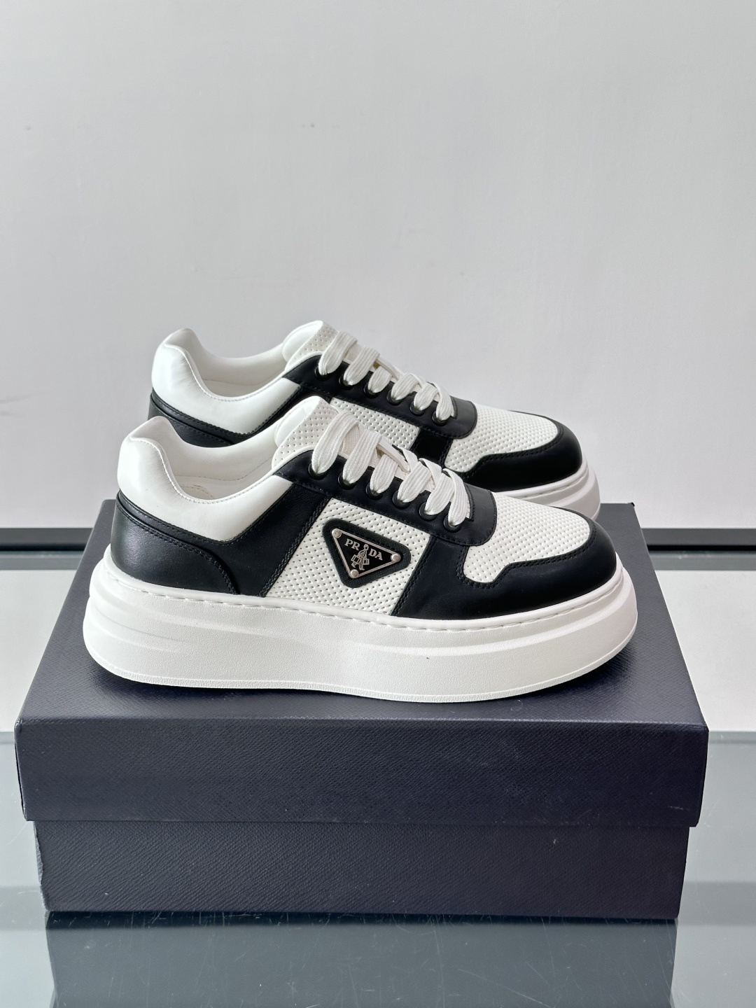 NO:955946,Prada's color-blocked sneakers are made of leather + mesh stitching, with a full texture and layered texture. The triangular metal logo on the side is very recognizable, and the thick-soled rubber design has excellent grip and comfort. It is OK for daily wear or light exercise!  Simple and detailed, fashionable and practical, easy to control various styles~, size39-44 (customized at 38.45), prada, sneakers19860909Prada这款拼色运动鞋,采用皮革+网面拼接,质感层次感满满.侧面三角金属Logo超有辨识度,厚底橡胶设计,抓地力和舒适度都在线,日常穿搭或轻运动都OK！简约又有细节,时尚实用,轻松驾驭各种风格～ ,size39-44（38.45定制）,,prada,sneakers,Men's shoes