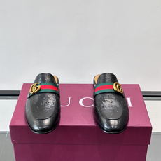 Gucci GG皮革穆勒鞋,牛皮革+金色马衔扣,品牌感满满!无后跟设计,穿脱超方便,日常通勤或休闲都能轻松驾驭。鞋底是皮 Gucci GG皮革穆勒鞋,牛皮革+金色马衔扣,品牌感满满!无后跟设计,穿脱超方便,日常通勤或休闲都能轻松驾驭。鞋底是皮