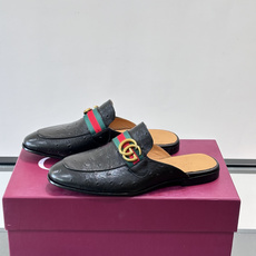 Gucci GG皮革穆勒鞋,牛皮革+金色马衔扣,品牌感满满!无后跟设计,穿脱超方便,日常通勤或休闲都能轻松驾驭。鞋底是皮 Gucci GG皮革穆勒鞋,牛皮革+金色马衔扣,品牌感满满!无后跟设计,穿脱超方便,日常通勤或休闲都能轻松驾驭。鞋底是皮