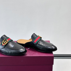 Gucci GG皮革穆勒鞋,牛皮革+金色马衔扣,品牌感满满!无后跟设计,穿脱超方便,日常通勤或休闲都能轻松驾驭。鞋底是皮 Gucci GG皮革穆勒鞋,牛皮革+金色马衔扣,品牌感满满!无后跟设计,穿脱超方便,日常通勤或休闲都能轻松驾驭。鞋底是皮