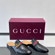 Gucci GG皮革穆勒鞋,牛皮革+金色马衔扣,品牌感满满!无后跟设计,穿脱超方便,日常通勤或休闲都能轻松驾驭。鞋底是皮 Gucci GG皮革穆勒鞋,牛皮革+金色马衔扣,品牌感满满!无后跟设计,穿脱超方便,日常通勤或休闲都能轻松驾驭。鞋底是皮