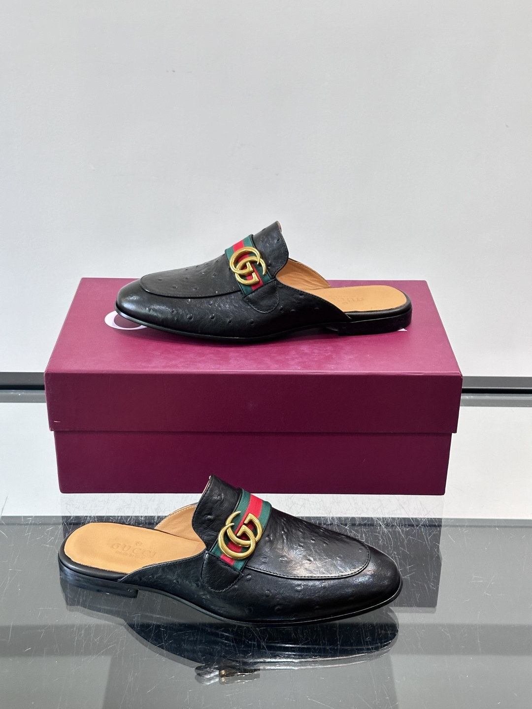 Gucci GG皮革穆勒鞋,牛皮革+金色马衔扣,品牌感满满!无后跟设计,穿脱超方便,日常通勤或休闲都能轻松驾驭。鞋底是皮 Gucci GG皮革穆勒鞋,牛皮革+金色马衔扣,品牌感满满!无后跟设计,穿脱超方便,日常通勤或休闲都能轻松驾驭。鞋底是皮
