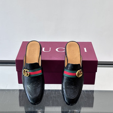 Gucci GG皮革穆勒鞋,牛皮革+金色马衔扣,品牌感满满!无后跟设计,穿脱超方便,日常通勤或休闲都能轻松驾驭。鞋底是皮 Gucci GG皮革穆勒鞋,牛皮革+金色马衔扣,品牌感满满!无后跟设计,穿脱超方便,日常通勤或休闲都能轻松驾驭。鞋底是皮