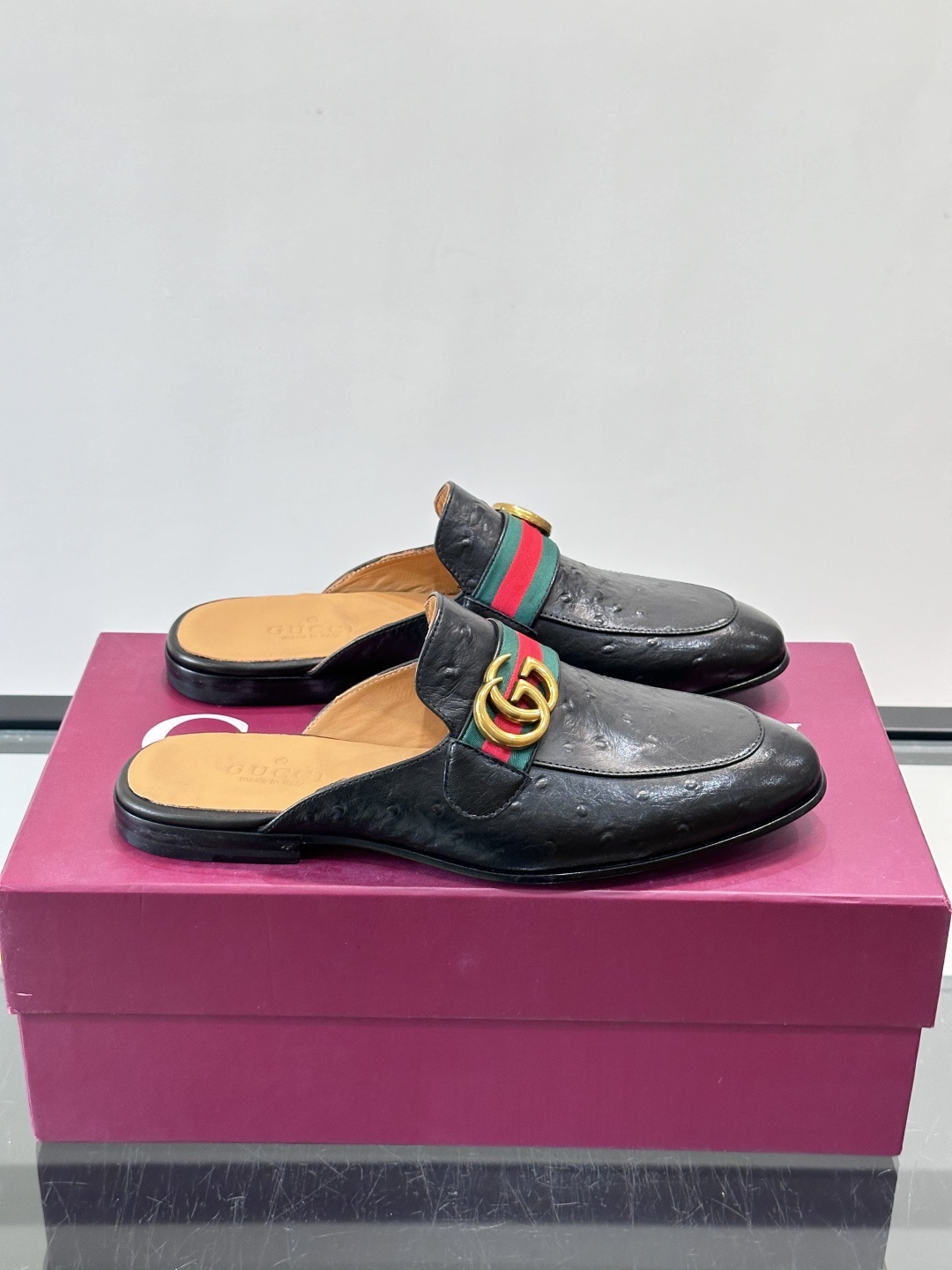 Gucci GG皮革穆勒鞋，牛皮革+金色马衔扣，品牌感满满！无后跟设计，穿脱超方便，日常通勤或休闲都能轻松驾驭。鞋底是皮
