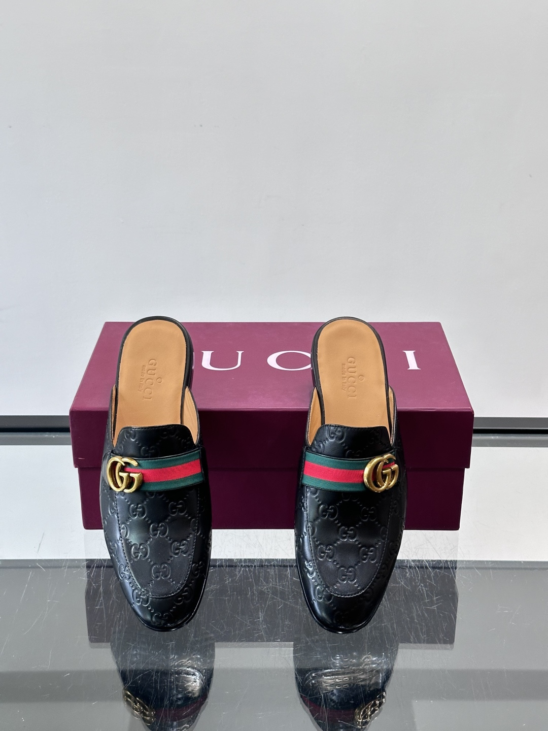 Gucci GG皮革穆勒鞋,牛皮革+金色马衔扣,品牌感满满!无后跟设计,穿脱超方便,日常通勤或休闲都能轻松驾驭。鞋底是皮 Gucci GG皮革穆勒鞋,牛皮革+金色马衔扣,品牌感满满!无后跟设计,穿脱超方便,日常通勤或休闲都能轻松驾驭。鞋底是皮