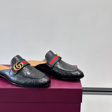 Gucci GG皮革穆勒鞋,牛皮革+金色马衔扣,品牌感满满!无后跟设计,穿脱超方便,日常通勤或休闲都能轻松驾驭。鞋底是皮 Gucci GG皮革穆勒鞋,牛皮革+金色马衔扣,品牌感满满!无后跟设计,穿脱超方便,日常通勤或休闲都能轻松驾驭。鞋底是皮