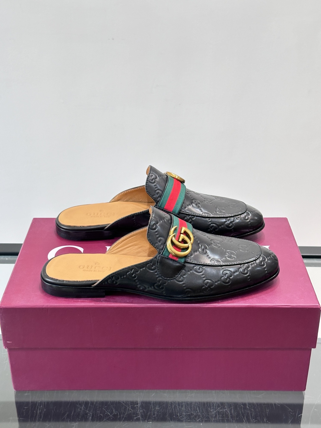 Gucci GG皮革穆勒鞋，牛皮革+金色马衔扣，品牌感满满！无后跟设计，穿脱超方便，日常通勤或休闲都能轻松驾驭。鞋底是皮