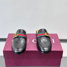 Gucci GG皮革穆勒鞋,牛皮革+金色马衔扣,品牌感满满!无后跟设计,穿脱超方便,日常通勤或休闲都能轻松驾驭。鞋底是皮 Gucci GG皮革穆勒鞋,牛皮革+金色马衔扣,品牌感满满!无后跟设计,穿脱超方便,日常通勤或休闲都能轻松驾驭。鞋底是皮