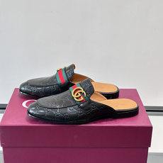 Gucci GG皮革穆勒鞋,牛皮革+金色马衔扣,品牌感满满!无后跟设计,穿脱超方便,日常通勤或休闲都能轻松驾驭。鞋底是皮 Gucci GG皮革穆勒鞋,牛皮革+金色马衔扣,品牌感满满!无后跟设计,穿脱超方便,日常通勤或休闲都能轻松驾驭。鞋底是皮