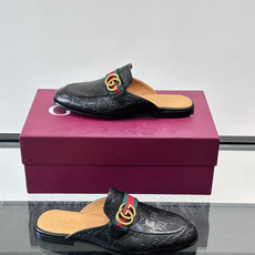 Gucci GG皮革穆勒鞋,牛皮革+金色马衔扣,品牌感满满!无后跟设计,穿脱超方便,日常通勤或休闲都能轻松驾驭。鞋底是皮 Gucci GG皮革穆勒鞋,牛皮革+金色马衔扣,品牌感满满!无后跟设计,穿脱超方便,日常通勤或休闲都能轻松驾驭。鞋底是皮