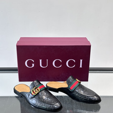 Gucci GG皮革穆勒鞋,牛皮革+金色马衔扣,品牌感满满!无后跟设计,穿脱超方便,日常通勤或休闲都能轻松驾驭。鞋底是皮 Gucci GG皮革穆勒鞋,牛皮革+金色马衔扣,品牌感满满!无后跟设计,穿脱超方便,日常通勤或休闲都能轻松驾驭。鞋底是皮