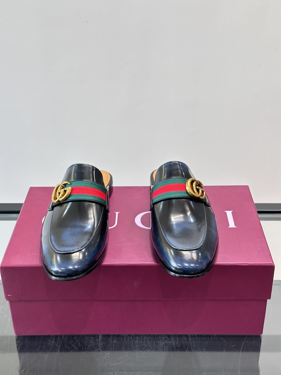 Gucci GG皮革穆勒鞋,牛皮革+金色马衔扣,品牌感满满!无后跟设计,穿脱超方便,日常通勤或休闲都能轻松驾驭。鞋底是皮 Gucci GG皮革穆勒鞋,牛皮革+金色马衔扣,品牌感满满!无后跟设计,穿脱超方便,日常通勤或休闲都能轻松驾驭。鞋底是皮