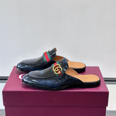 Gucci GG皮革穆勒鞋,牛皮革+金色马衔扣,品牌感满满!无后跟设计,穿脱超方便,日常通勤或休闲都能轻松驾驭。鞋底是皮 Gucci GG皮革穆勒鞋,牛皮革+金色马衔扣,品牌感满满!无后跟设计,穿脱超方便,日常通勤或休闲都能轻松驾驭。鞋底是皮