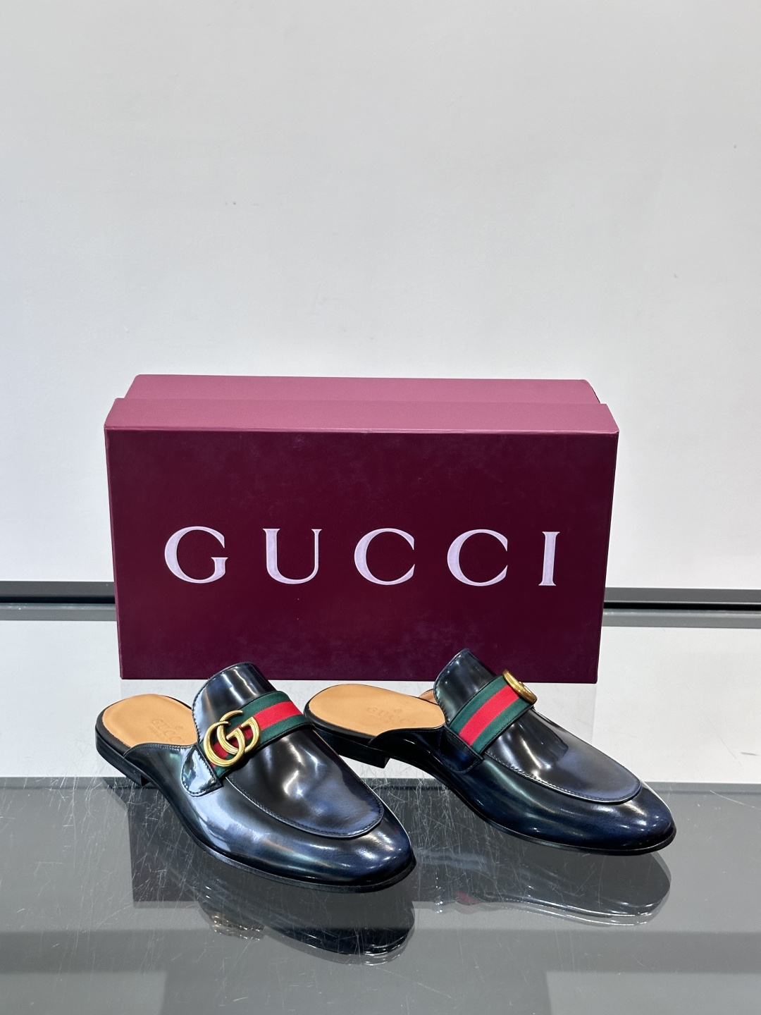 Gucci GG皮革穆勒鞋,牛皮革+金色马衔扣,品牌感满满!无后跟设计,穿脱超方便,日常通勤或休闲都能轻松驾驭。鞋底是皮 Gucci GG皮革穆勒鞋,牛皮革+金色马衔扣,品牌感满满!无后跟设计,穿脱超方便,日常通勤或休闲都能轻松驾驭。鞋底是皮