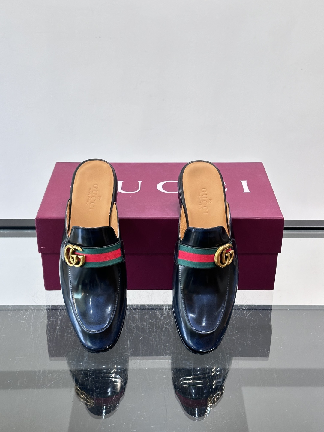 Gucci GG皮革穆勒鞋,牛皮革+金色马衔扣,品牌感满满!无后跟设计,穿脱超方便,日常通勤或休闲都能轻松驾驭。鞋底是皮 Gucci GG皮革穆勒鞋,牛皮革+金色马衔扣,品牌感满满!无后跟设计,穿脱超方便,日常通勤或休闲都能轻松驾驭。鞋底是皮