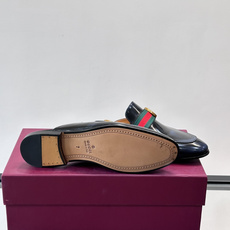 Gucci GG皮革穆勒鞋,牛皮革+金色马衔扣,品牌感满满!无后跟设计,穿脱超方便,日常通勤或休闲都能轻松驾驭。鞋底是皮 Gucci GG皮革穆勒鞋,牛皮革+金色马衔扣,品牌感满满!无后跟设计,穿脱超方便,日常通勤或休闲都能轻松驾驭。鞋底是皮