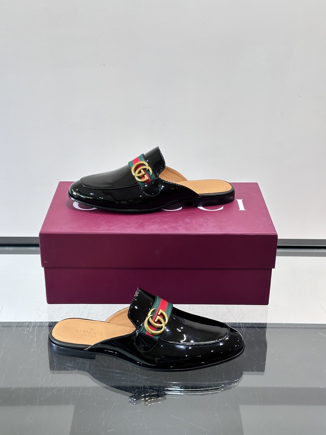 Gucci GG皮革穆勒鞋,牛皮革+金色马衔扣,品牌感满满!无后跟设计,穿脱超方便,日常通勤或休闲都能轻松驾驭。鞋底是皮 Gucci GG皮革穆勒鞋,牛皮革+金色马衔扣,品牌感满满!无后跟设计,穿脱超方便,日常通勤或休闲都能轻松驾驭。鞋底是皮