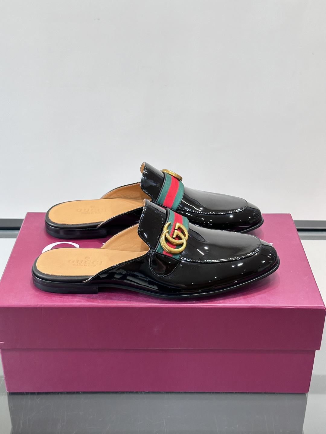 Gucci GG皮革穆勒鞋，牛皮革+金色马衔扣，品牌感满满！无后跟设计，穿脱超方便，日常通勤或休闲都能轻松驾驭。鞋底是皮