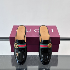 Gucci GG皮革穆勒鞋,牛皮革+金色马衔扣,品牌感满满!无后跟设计,穿脱超方便,日常通勤或休闲都能轻松驾驭。鞋底是皮 Gucci GG皮革穆勒鞋,牛皮革+金色马衔扣,品牌感满满!无后跟设计,穿脱超方便,日常通勤或休闲都能轻松驾驭。鞋底是皮