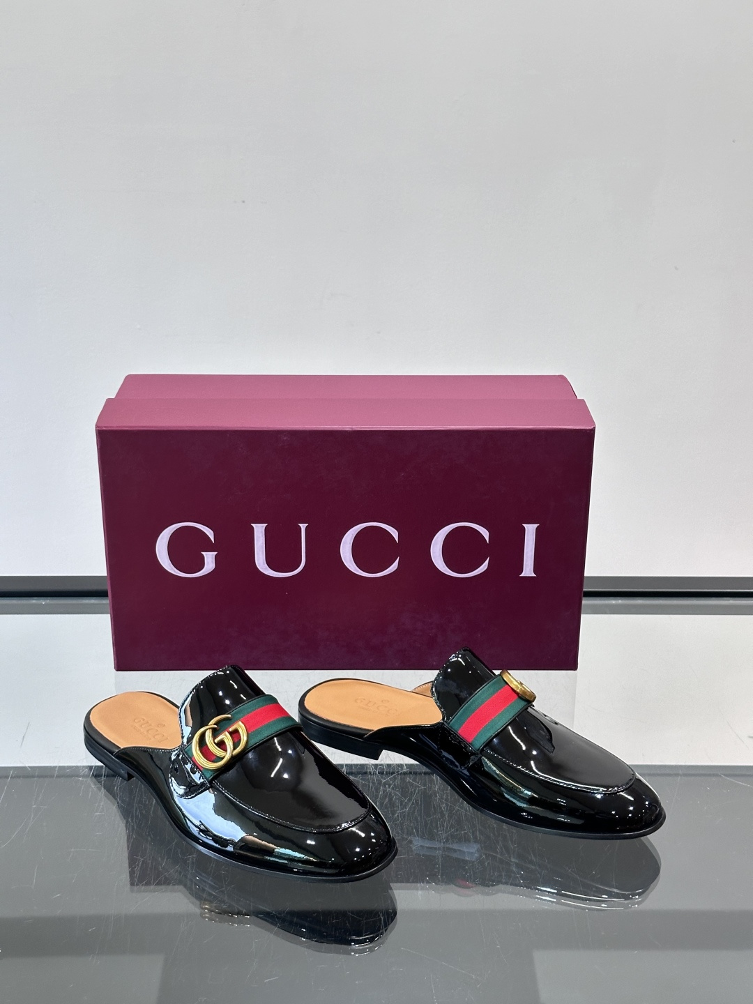 Gucci GG皮革穆勒鞋,牛皮革+金色马衔扣,品牌感满满!无后跟设计,穿脱超方便,日常通勤或休闲都能轻松驾驭。鞋底是皮 Gucci GG皮革穆勒鞋,牛皮革+金色马衔扣,品牌感满满!无后跟设计,穿脱超方便,日常通勤或休闲都能轻松驾驭。鞋底是皮