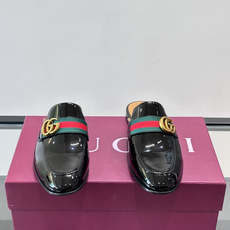 Gucci GG皮革穆勒鞋,牛皮革+金色马衔扣,品牌感满满!无后跟设计,穿脱超方便,日常通勤或休闲都能轻松驾驭。鞋底是皮 Gucci GG皮革穆勒鞋,牛皮革+金色马衔扣,品牌感满满!无后跟设计,穿脱超方便,日常通勤或休闲都能轻松驾驭。鞋底是皮